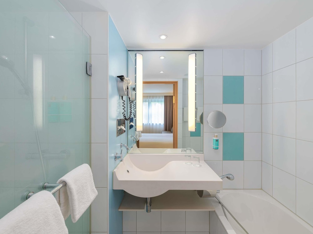 Habitación Estándar con 1 cama doble y sofá del hotel Novotel Aachen City. Foto 4