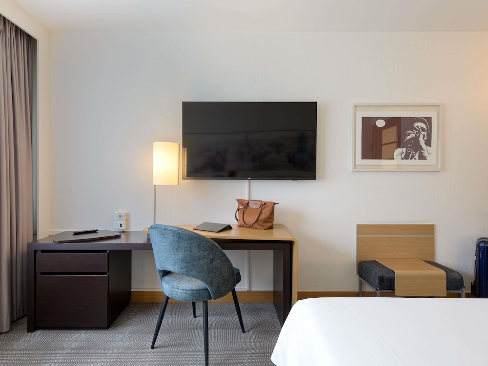 Habitación Estándar con 1 cama doble y sofá del hotel Novotel Aachen City. Foto 5
