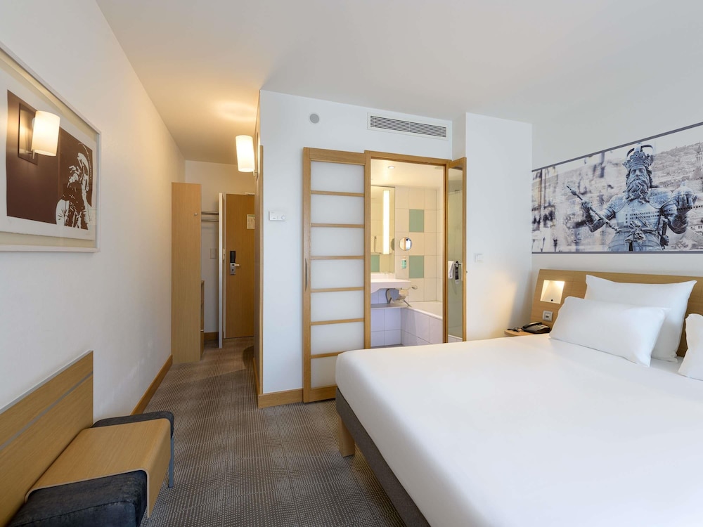 Habitación Estándar con 1 cama doble y sofá del hotel Novotel Aachen City. Foto 7