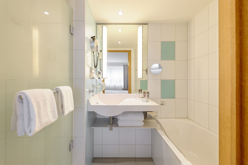 Habitación Estándar con 1 cama doble y sofá del hotel Novotel Aachen City. Foto 9
