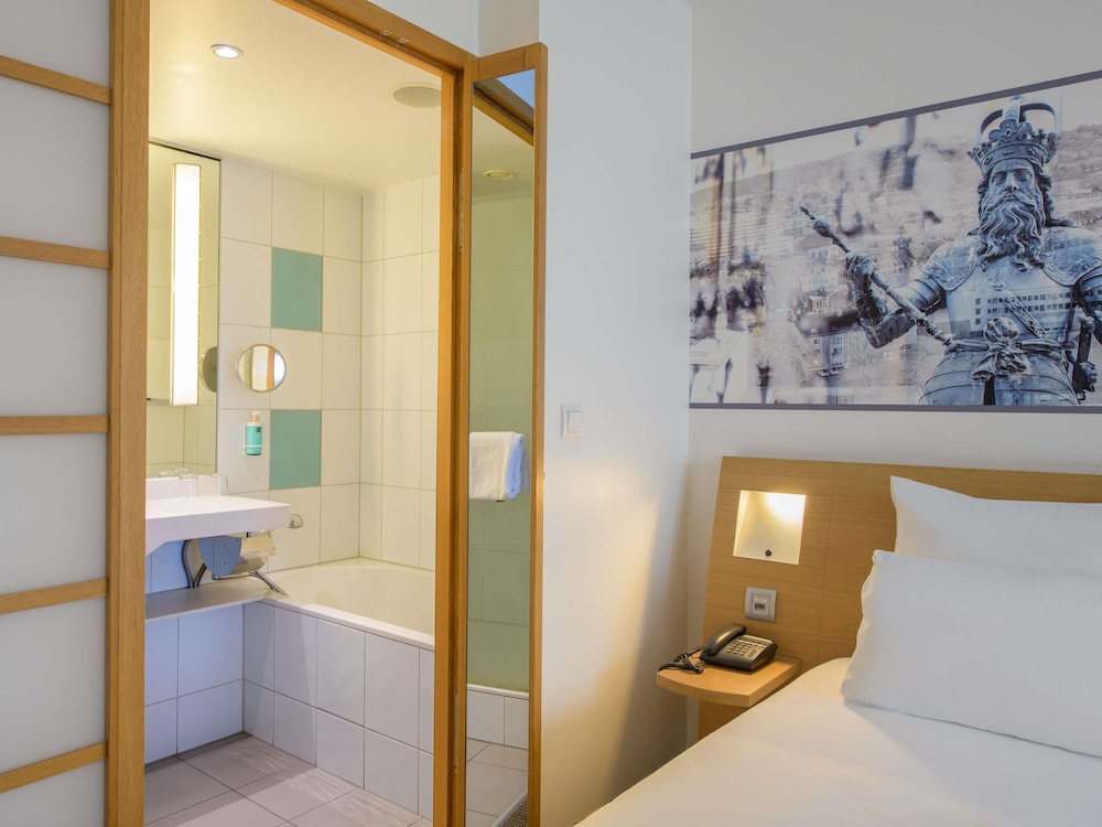 Habitación estándar con camas individuales del hotel Novotel Aachen City. Foto 9