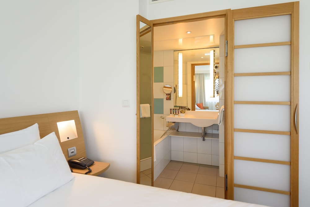 Habitación Ejecutiva con 1 cama doble y sofá del hotel Novotel Aachen City. Foto 1