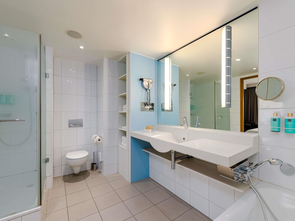 Habitación Ejecutiva con 1 cama doble y sofá del hotel Novotel Aachen City. Foto 3