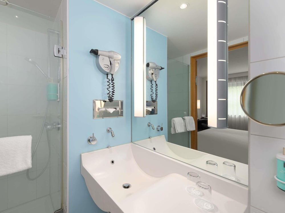 Habitación Ejecutiva con 1 cama doble y sofá del hotel Novotel Aachen City. Foto 7
