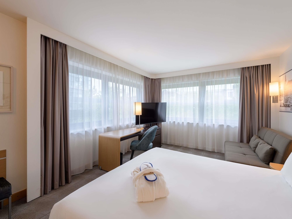 Habitación Ejecutiva con 1 cama doble y sofá del hotel Novotel Aachen City. Foto 9