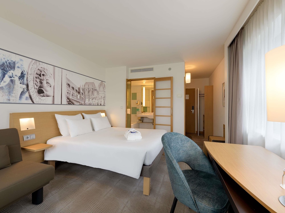 Habitación Ejecutiva con 1 cama doble y sofá del hotel Novotel Aachen City. Foto 10