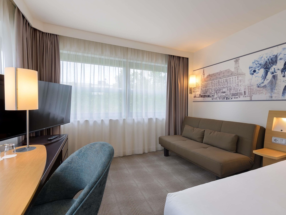 Habitación Ejecutiva con 1 cama doble y sofá del hotel Novotel Aachen City. Foto 11