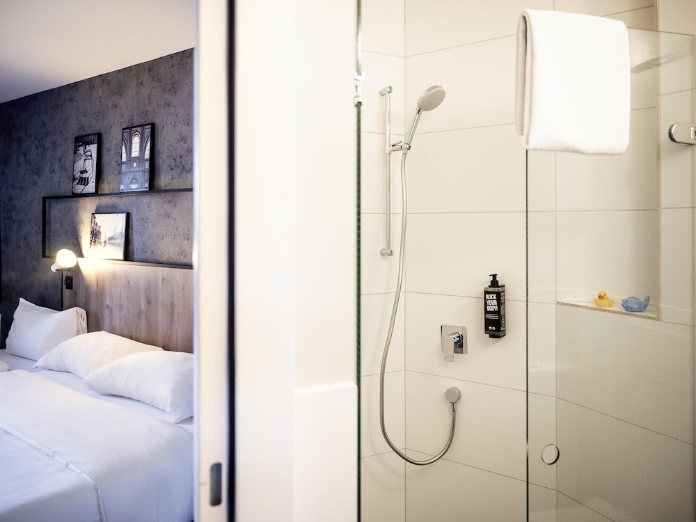 Habitación de categoría superior con 1 cama doble del hotel Ibis Zurich Adliswil. Foto 2
