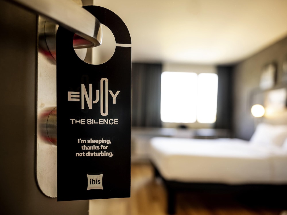 Habitación de categoría superior con 1 cama doble del hotel Ibis Zurich Adliswil. Foto 5