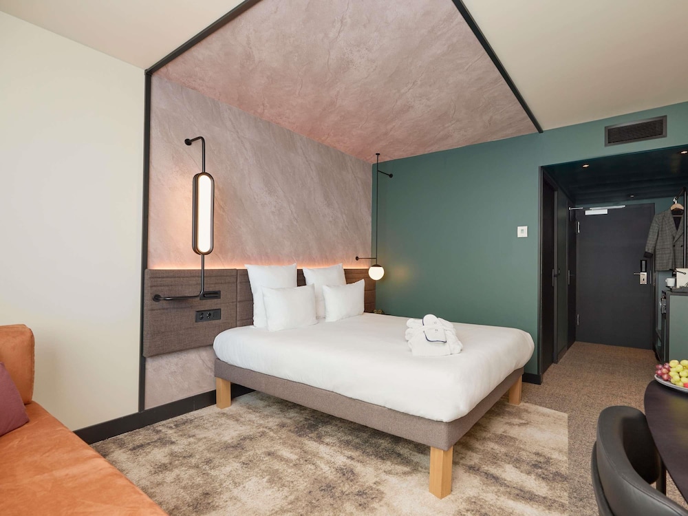 Habitación ejecutiva (no fumadores) con 1 cama queen + sofá - cama, bienvenida VIP y comodidades adicionales del hotel Novotel Bern Expo. Foto 5