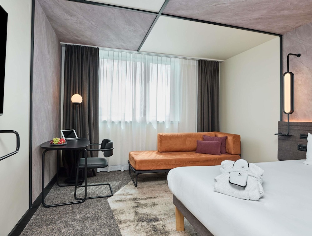 Habitación ejecutiva (no fumadores) con 1 cama queen + sofá - cama, bienvenida VIP y comodidades adicionales del hotel Novotel Bern Expo. Foto 1