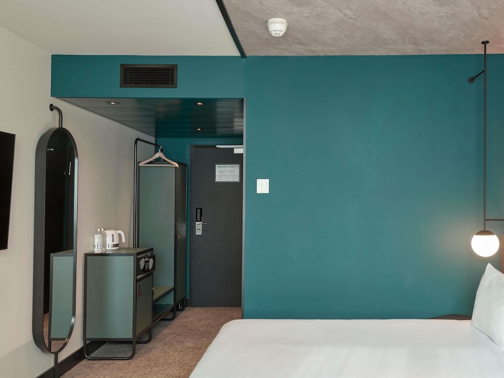 Habitación superior con 2 camas individuales y sofá del hotel Novotel Bern Expo. Foto 8