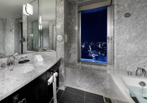 Suite Junior con 2 camas individuales del hotel Granvia Kyoto. Foto 11