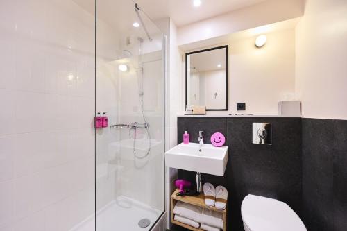 MOXY Sleeper familiar del hotel Moxy Paris Bastille France. Foto 2