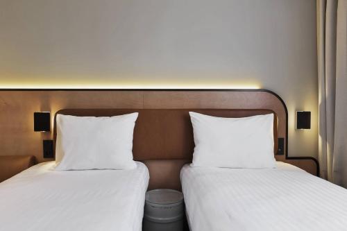 Habitación Doble Moxy Sleepers - 2 camas del hotel Moxy Paris Bastille France. Foto 2