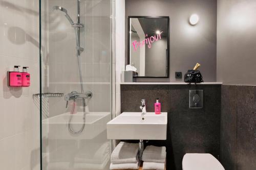 MOXY Sleeper con cama grande del hotel Moxy Paris Bastille France. Foto 5