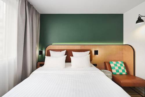 Habitación Moxy Sleeper con balcón o terraza del hotel Moxy Paris Bastille France. Foto 1