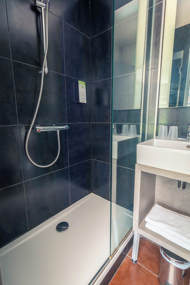 Habitación con 2 camas individuales del hotel Kyriad Paris 12 - Nation. Foto 6