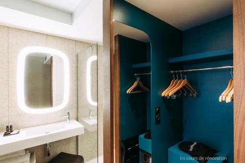 Habitación Doble Deluxe del hotel Oceania Paris Porte De Versailles. Foto 7