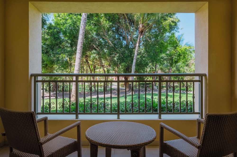 Suite, terraza (Terrace Relax Suite) del hotel Iberostar Waves Bahia. Foto 1