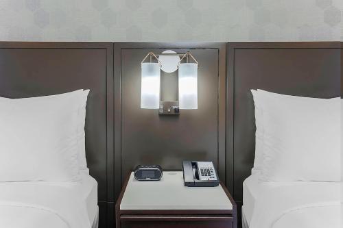 Habitación Doble adaptada para personas con discapacidad auditiva - 2 camas dobles del hotel New York LaGuardia Airport Marriott. Foto 2