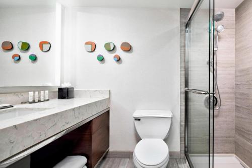 Habitación con cama extragrande y ducha con asiento - Adaptada para personas con discapacidad auditiva y movilidad reducida del hotel New York LaGuardia Airport Marriott. Foto 4