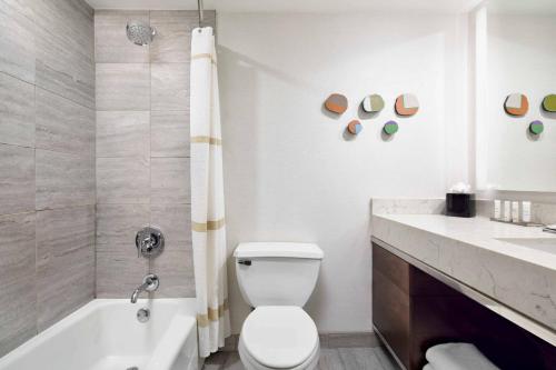 Habitación con cama extragrande y ducha con asiento - Adaptada para personas con discapacidad auditiva y movilidad reducida del hotel New York LaGuardia Airport Marriott. Foto 5