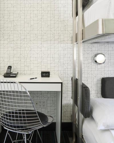 Cápsula con litera y baño compartido del hotel Pod 51