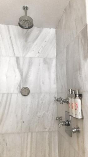 Cápsula con litera y baño compartido del hotel Pod 51. Foto 5