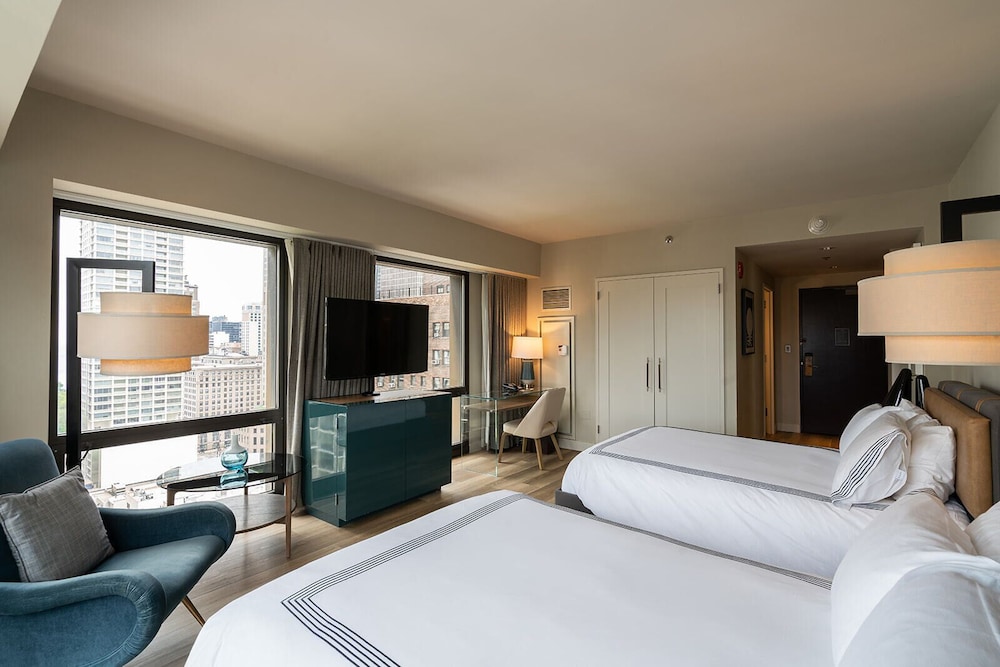 2 camas dobles con vistas al lago del hotel Thompson Chicago, Part Of Hyatt