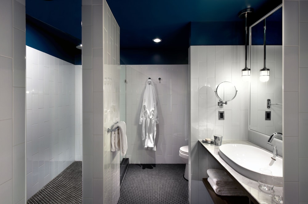 1 cama king size en planta alta del hotel Thompson Chicago, Part Of Hyatt. Foto 1