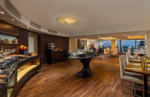 Suite Junior con acceso al salón del hotel Radisson Blu Bucharest. Foto 1