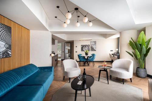 Suite Executive con cama extragrande y acceso al salón del hotel Radisson Blu Bucharest