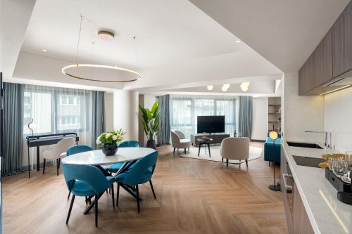 Suite Executive con cama extragrande y acceso al salón del hotel Radisson Blu Bucharest. Foto 1