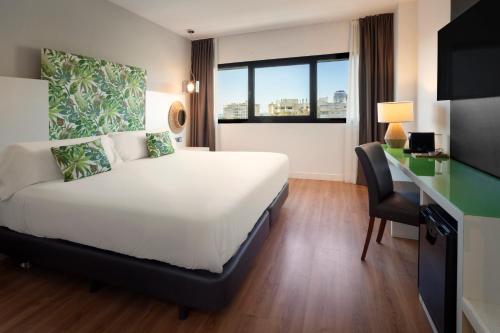 Habitación Doble Superior con vistas - 1 o 2 camas del hotel Catalonia Málaga. Foto 5