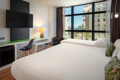 Habitación Triple del hotel Catalonia Málaga. Foto 3