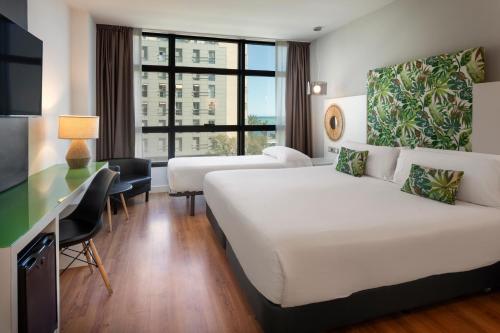 Habitación Triple del hotel Catalonia Málaga. Foto 4