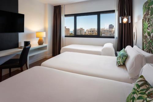 Habitación Triple con vistas del hotel Catalonia Málaga. Foto 1