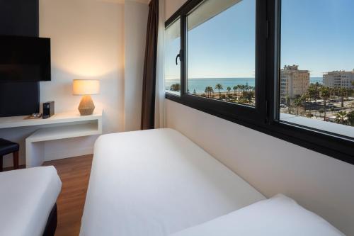 Habitación Triple con vistas del hotel Catalonia Málaga. Foto 2
