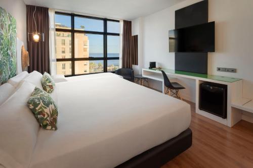 Habitación Triple con vistas del hotel Catalonia Málaga. Foto 3