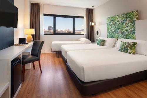 Habitación Triple con vistas del hotel Catalonia Málaga. Foto 4