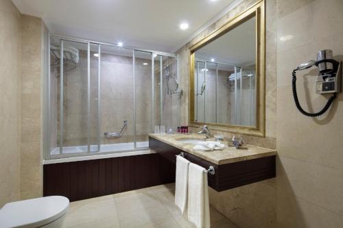 Habitación Premium con acceso al salón - 1 cama extragrande - Para fumadores del hotel Crowne Plaza Istanbul - Old City, An Ihg. Foto 5
