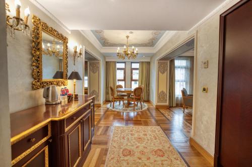 Suite de 1 dormitorio para no fumadores - 1 cama extragrande del hotel Crowne Plaza Istanbul - Old City, An Ihg. Foto 1