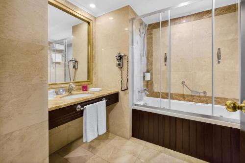 Habitación Premium con acceso al salón - 1 cama extragrande - Para fumadores del hotel Crowne Plaza Istanbul - Old City, An Ihg. Foto 4