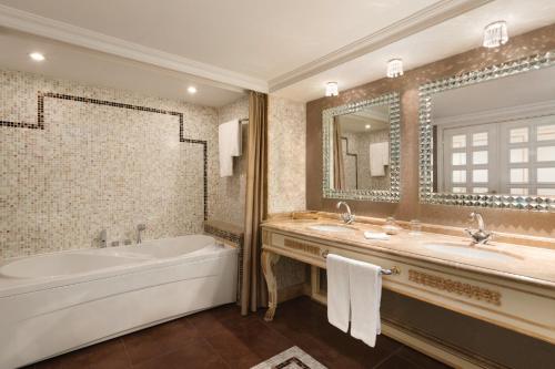 Suite de 1 dormitorio para no fumadores - 1 cama extragrande del hotel Crowne Plaza Istanbul - Old City, An Ihg. Foto 1