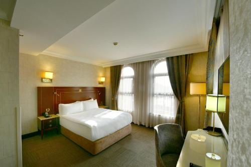 Suite Junior con cama grande - no fumadores del hotel Crowne Plaza Istanbul - Old City, An Ihg. Foto 11