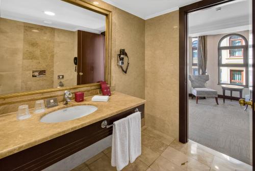 Suite Junior con cama grande - fumadores del hotel Crowne Plaza Istanbul - Old City, An Ihg. Foto 1