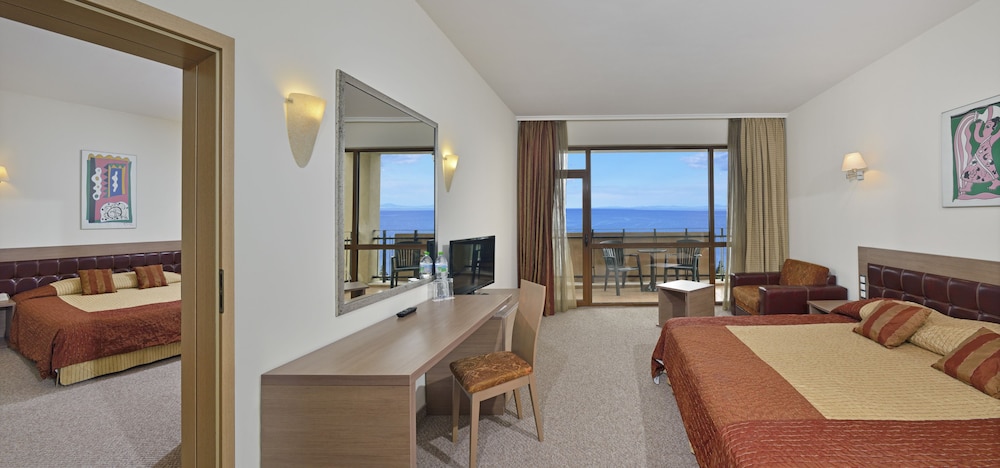 Habitación Familiar Vistas al Parque del hotel Sol Nessebar Palace - All Inclusive. Foto 2