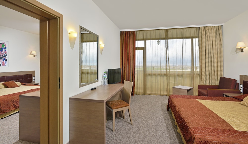 Habitación Familiar Vistas al Parque del hotel Sol Nessebar Palace - All Inclusive. Foto 3