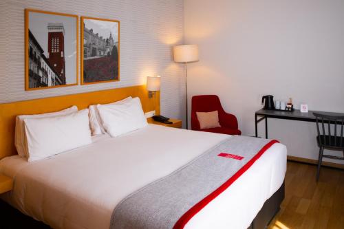 Habitación con 2 camas individuales y 1 cama plegable - No fumadores del hotel Ramada By Wyndham Madrid Getafe. Foto 4